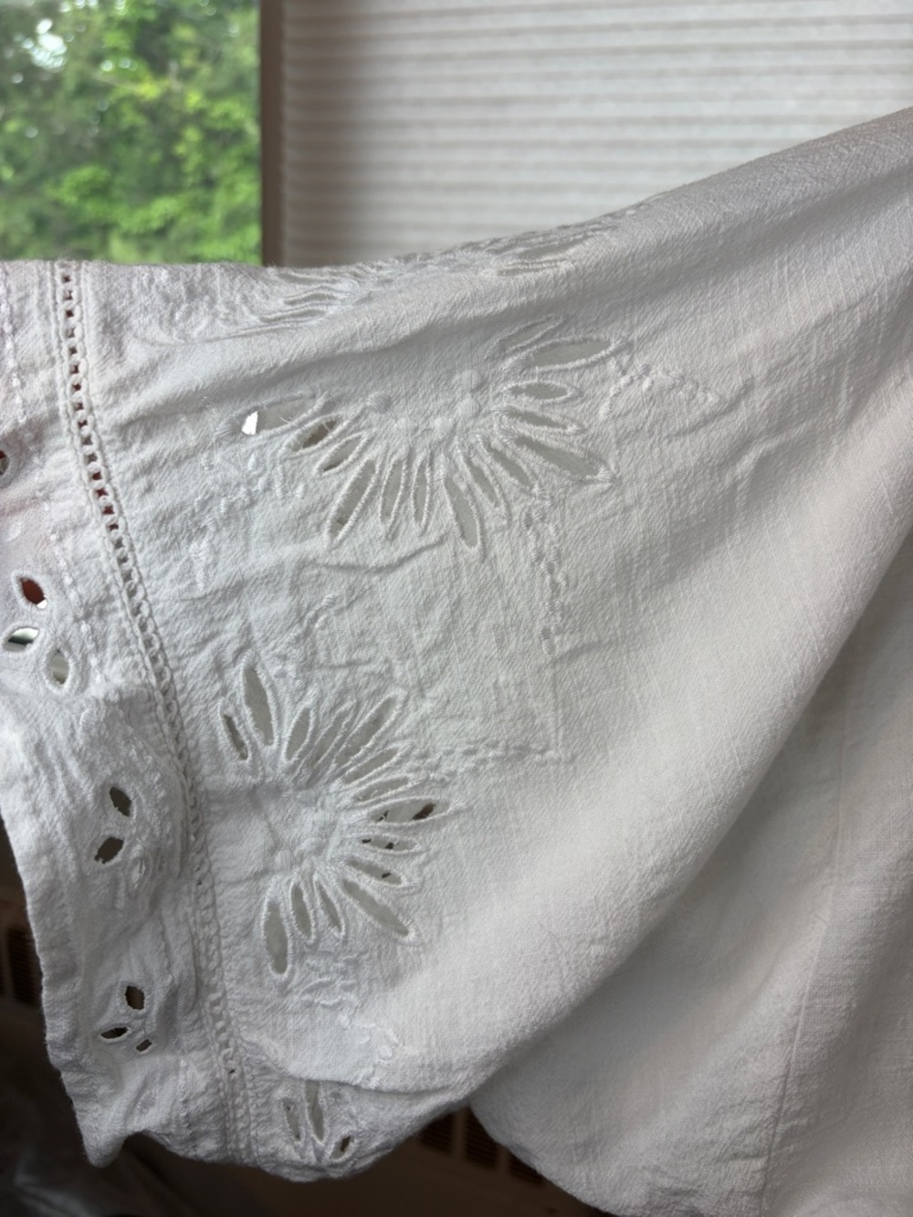 White Embroidered V-Neck Button Front Top Size M - Picture 7 of 13